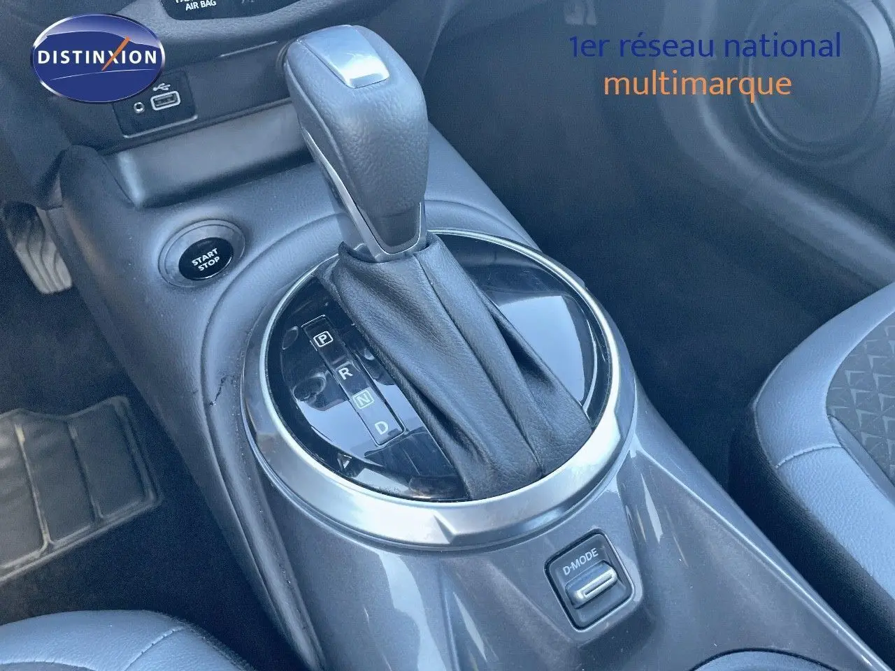 Le levier de vitesses automatique entouré de gris squale métal dans l'habitacle du Nissan Juke 2024.