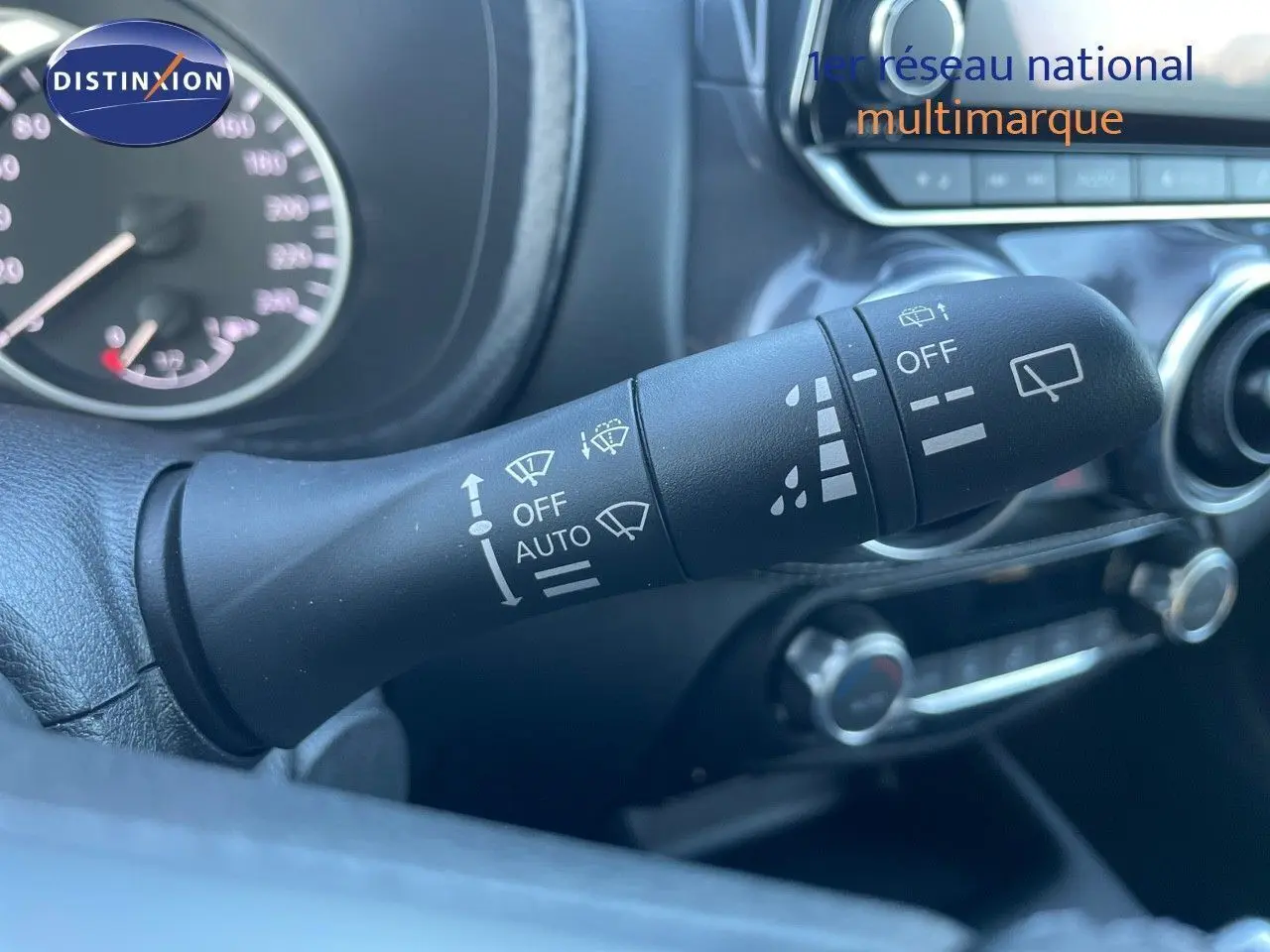 Gros plan sur la commande d'essuie-glace du tableau de bord d'un Nissan Juke gris squale métal 2024.