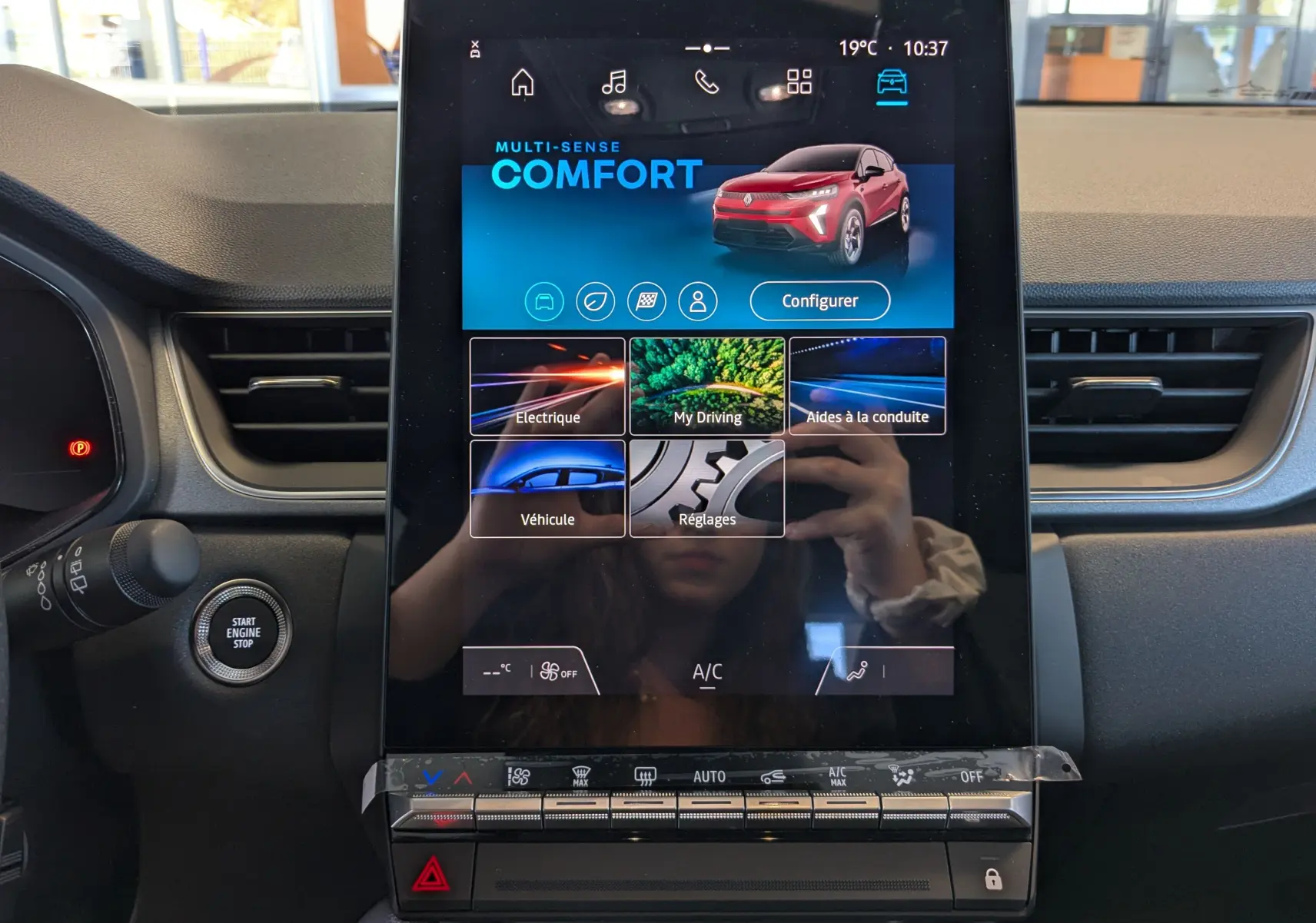 Écran tactile central du tableau de bord du Renault Captur E-Tech 2025 affichant le mode confort et les options de conduite.