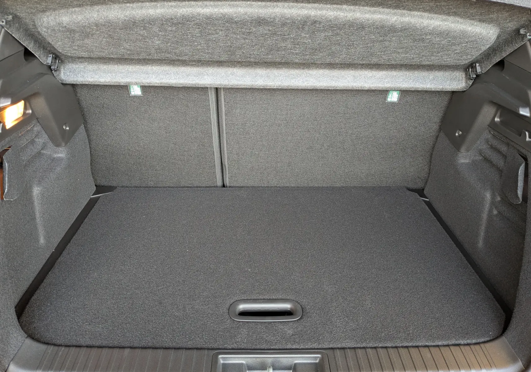 Coffre spacieux et propre du Renault Captur E-Tech 2025, vue intérieure arrière sans chargement visible.