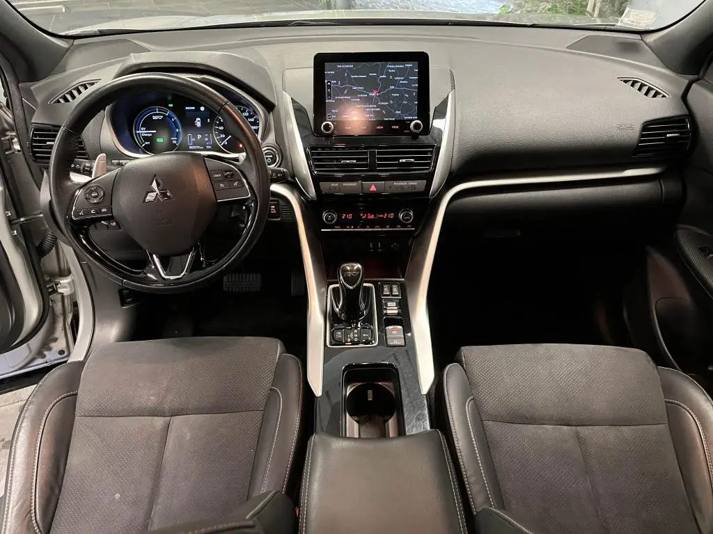 Intérieur noir du Mitsubishi Eclipse Cross 2022 vu de face, avec tableau de bord numérique et écran tactile central.