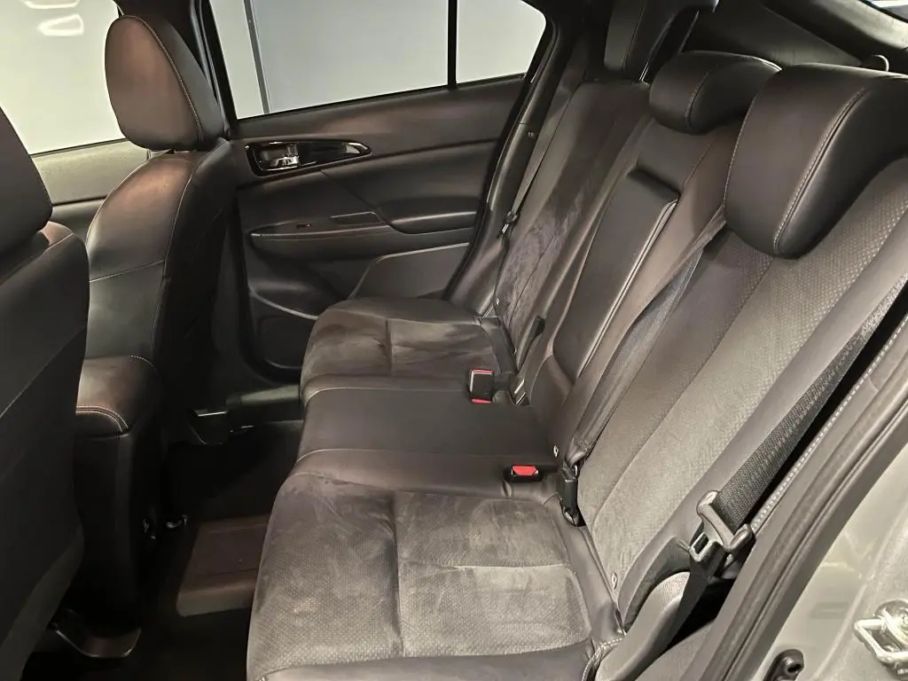 Vue latérale droite de la banquette arrière en sellerie TEP et suédine noire du Mitsubishi Eclipse Cross 2022 gris.