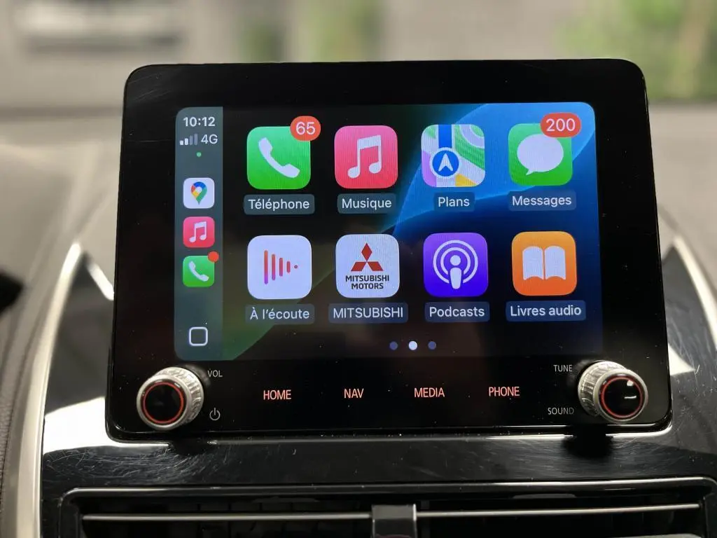 Écran tactile multimédia du Mitsubishi Eclipse Cross 2022 affichant Apple CarPlay avec icônes colorées.