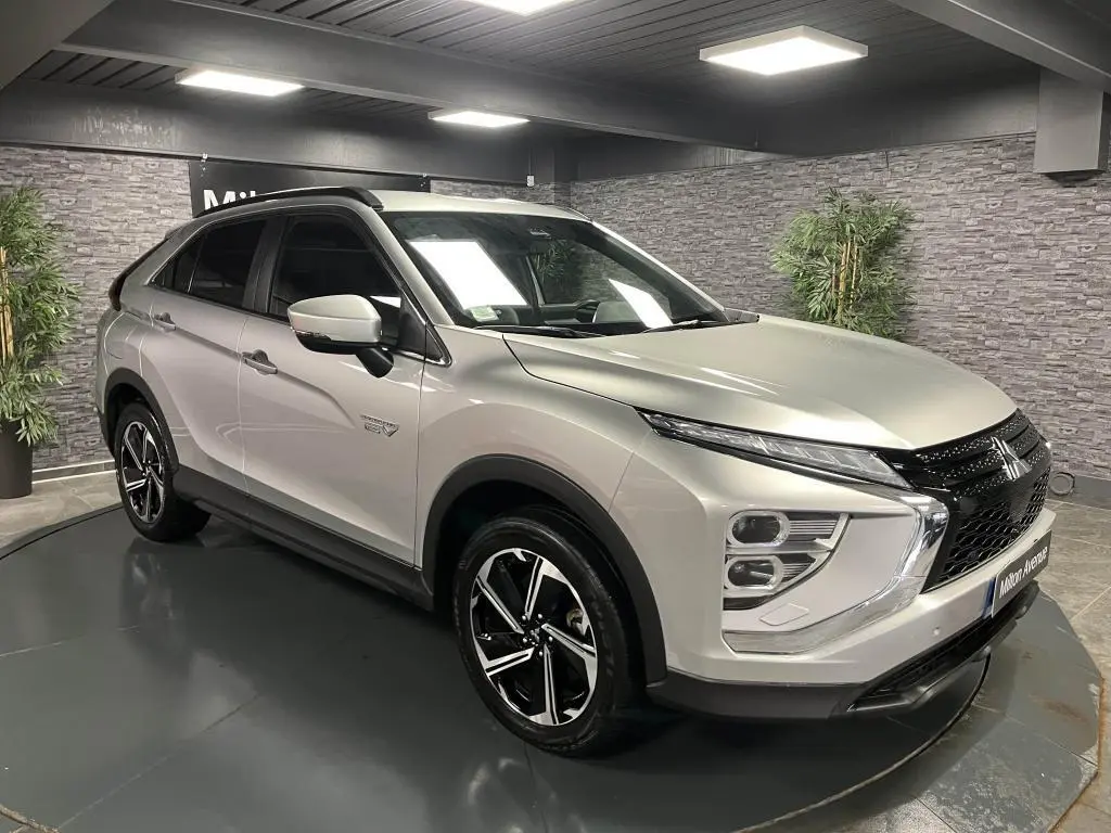 Mitsubishi Eclipse Cross gris métallisé en 3/4 avant droit, avec jantes alliage bi-ton et calandre noire brillante.