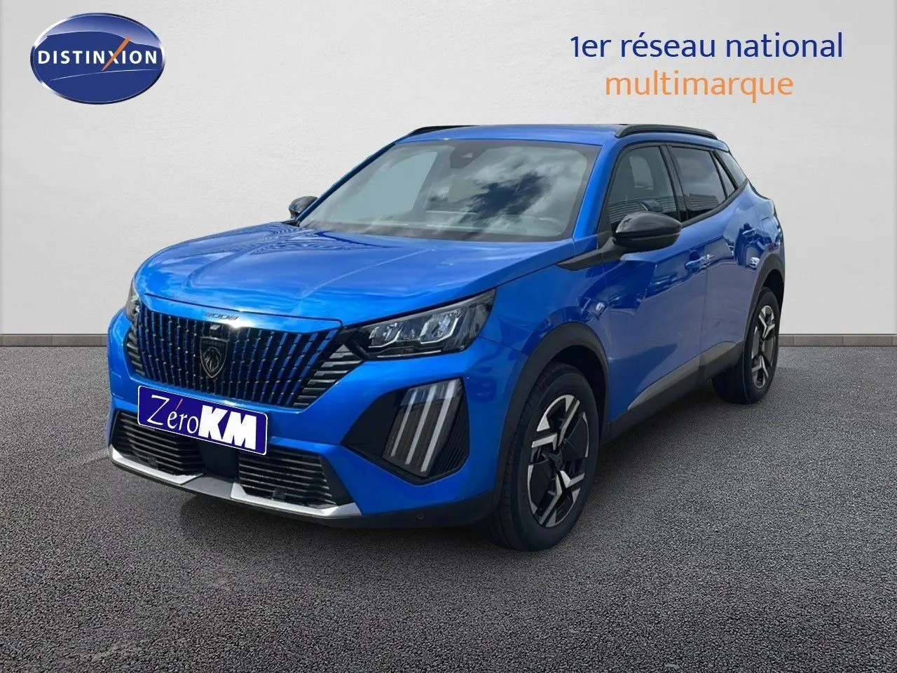 Peugeot 2008 bleu Vertigo Metal en 3/4 avant droit, avec calandre noire et jantes bi-ton distinctives.
