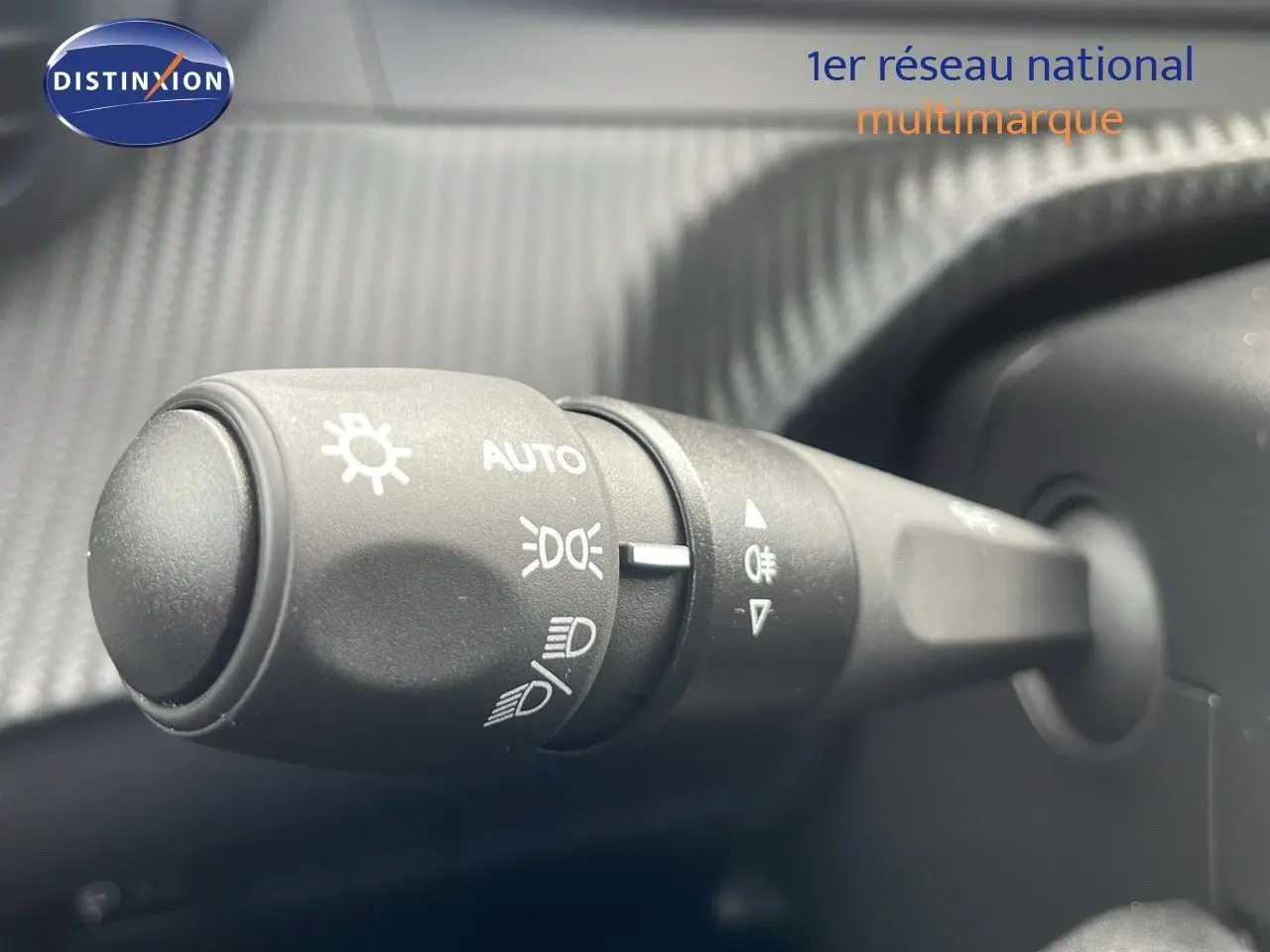 Gros plan sur la commande des feux du Peugeot 2008 2024, avec détails des symboles d'éclairage en noir mat.