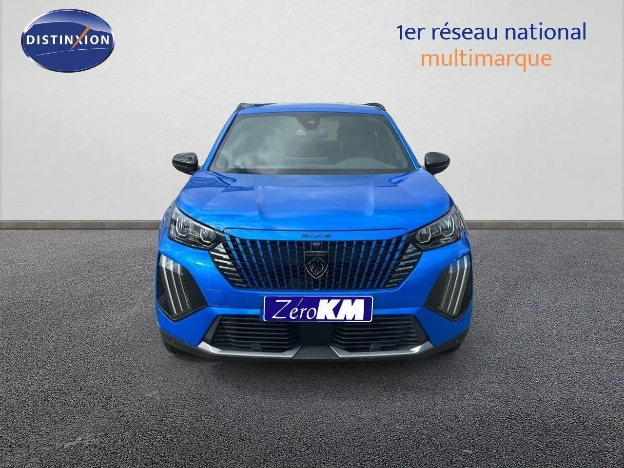 Vue frontale d'un Peugeot 2008 2024 bleu Vertigo Metal avec calandre noire et feux LED distinctifs.