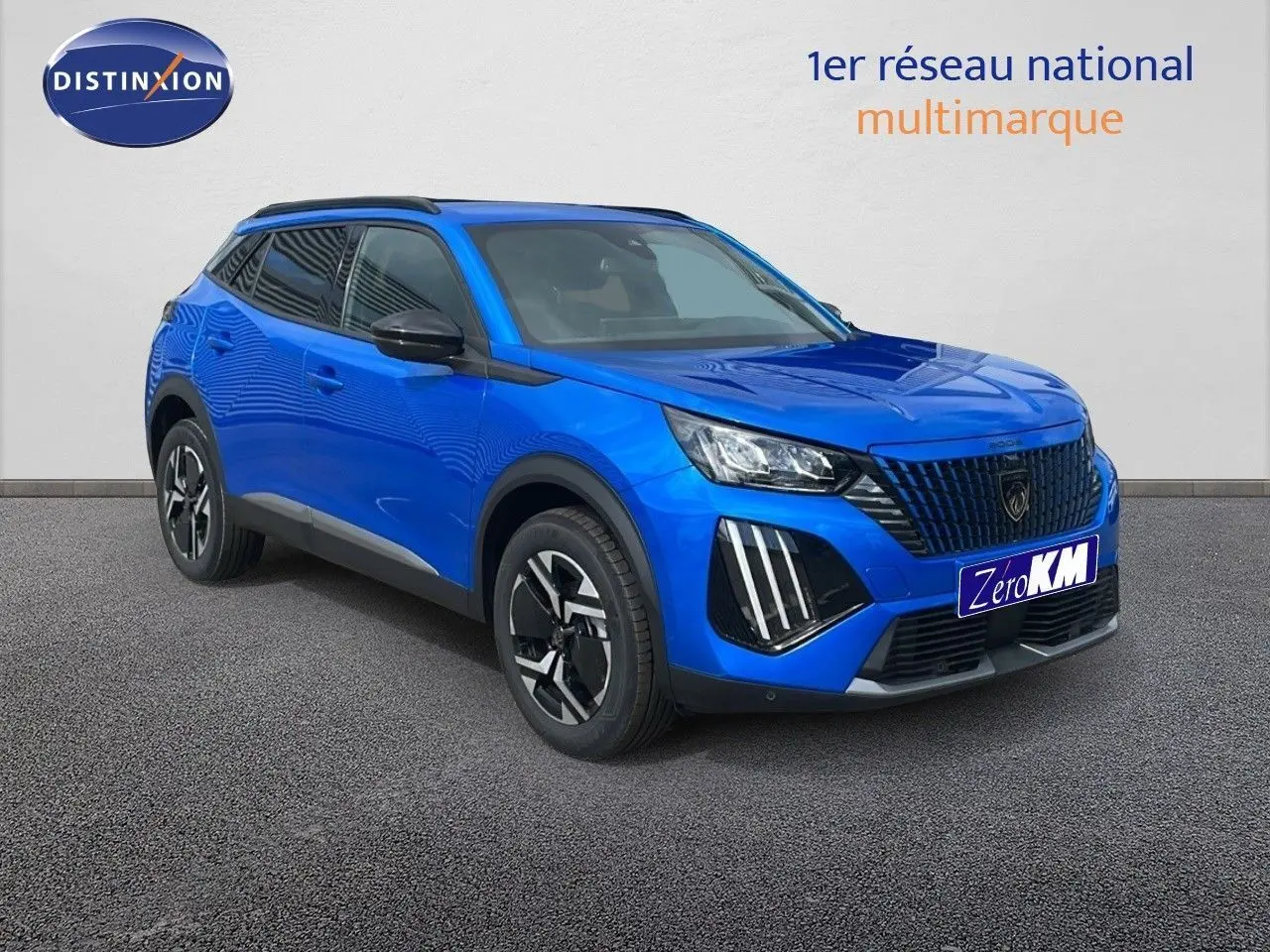 Peugeot 2008 2024 bleu Vertigo en 3/4 avant droit, avec calandre noire et feux LED distinctifs.