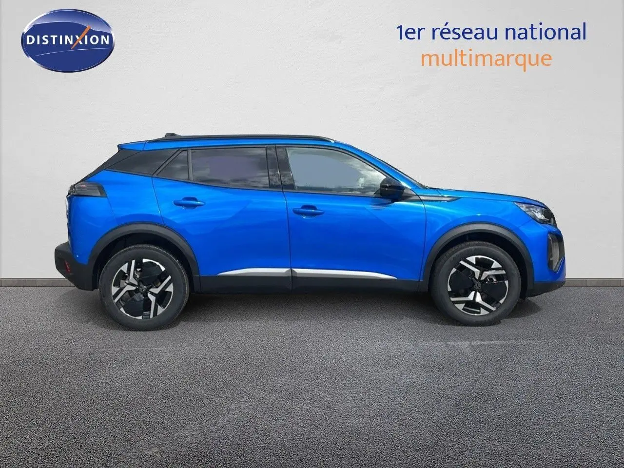 Profil droit d'un Peugeot 2008 bleu Vertigo Metal 2024 avec jantes alliage noires et toit noir contrasté.