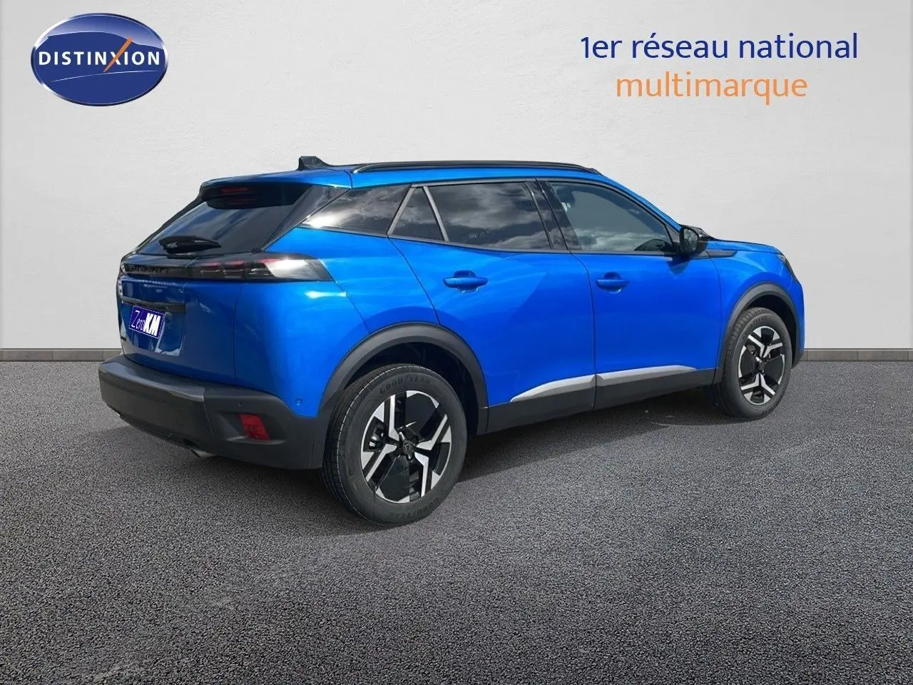 Peugeot 2008 bleu Vertigo métal en vue 3/4 arrière côté gauche, avec jantes alliage et toit noir contrasté.