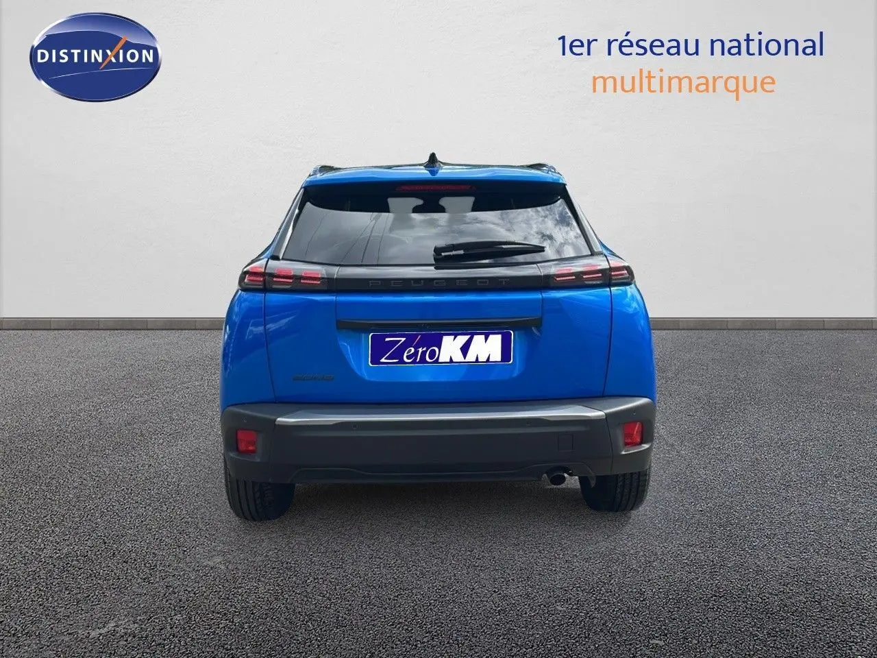 Vue arrière d'un Peugeot 2008 bleu Vertigo Metal de 2024 avec feux LED et plaque Zero KM visible.