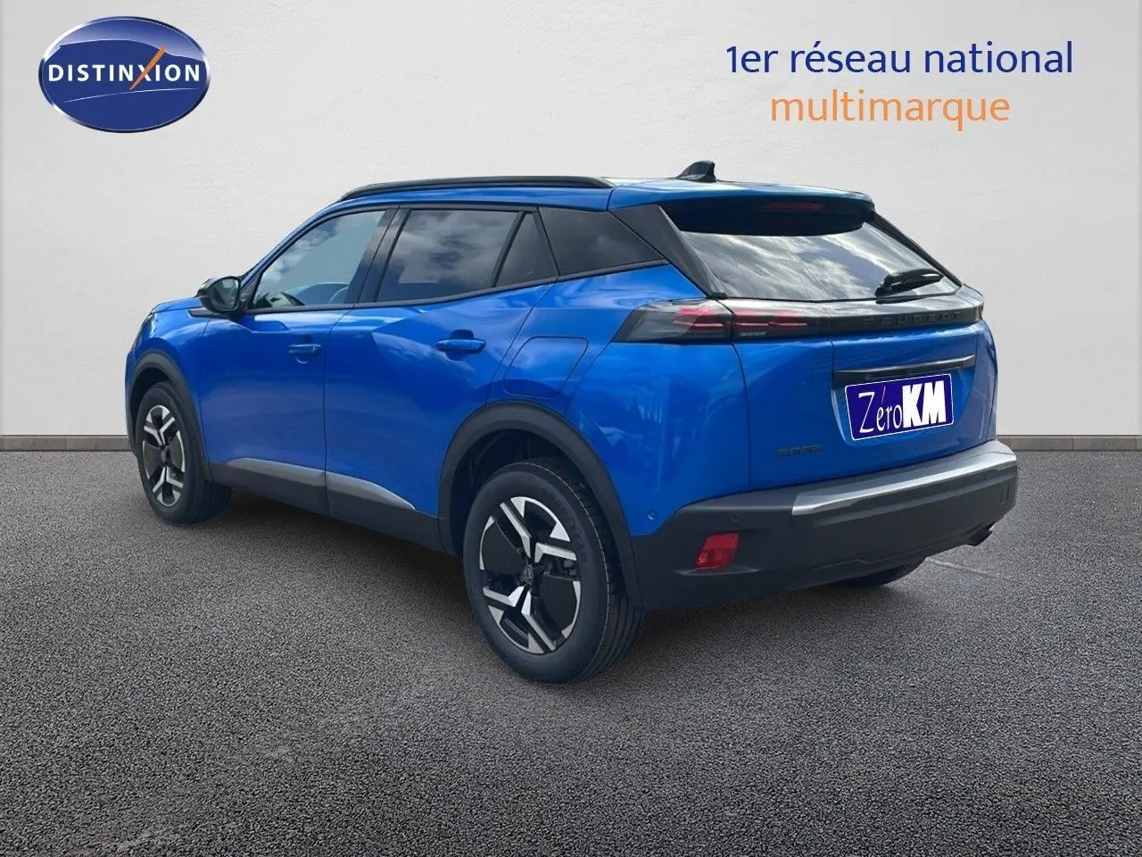 Peugeot 2008 bleu Vertigo métal en 3/4 arrière droit, avec jantes bi-ton et toit noir contrasté.