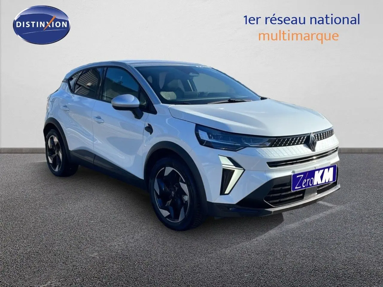 Renault Captur E-Tech hybride blanc nacré avec toit gris, vue 3/4 avant droit mettant en valeur ses optiques LED.