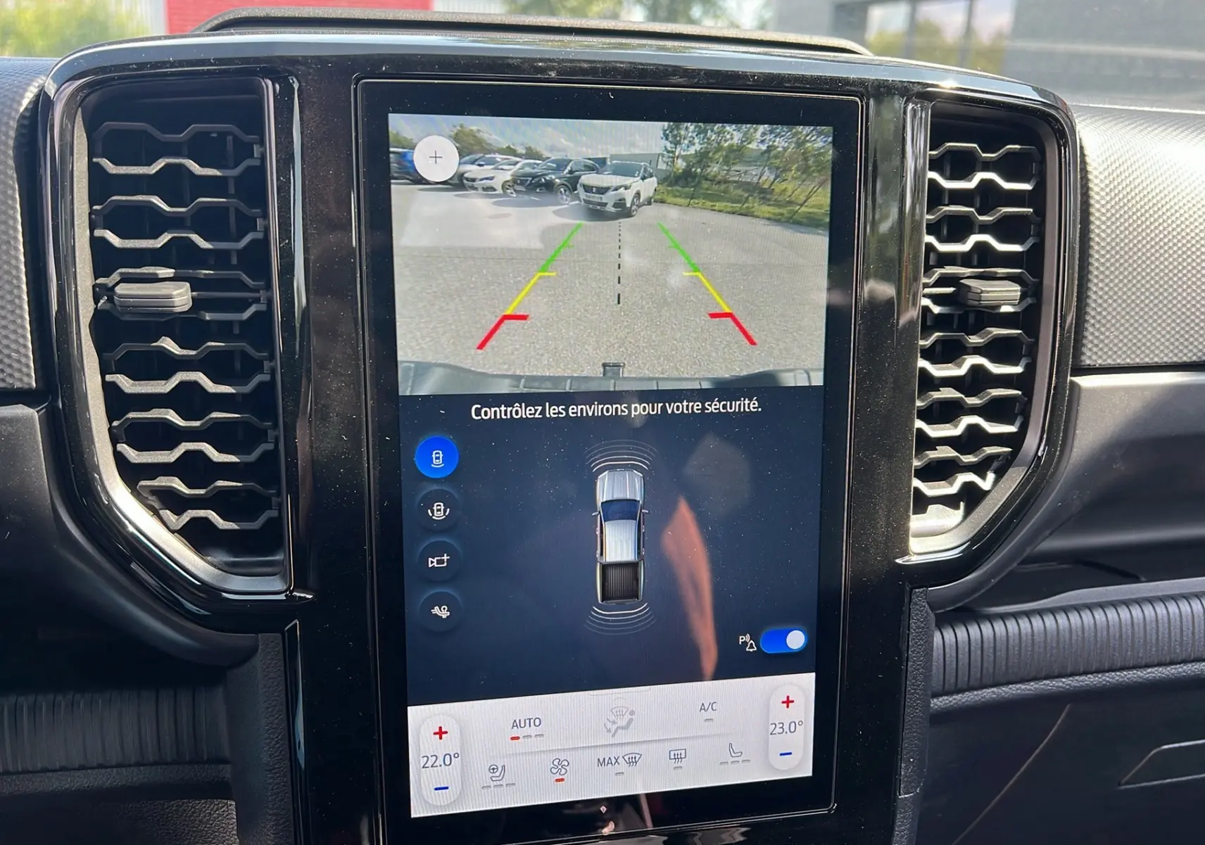Écran tactile central du Ford Ranger 2025 affichant la caméra de recul et les commandes de climatisation.