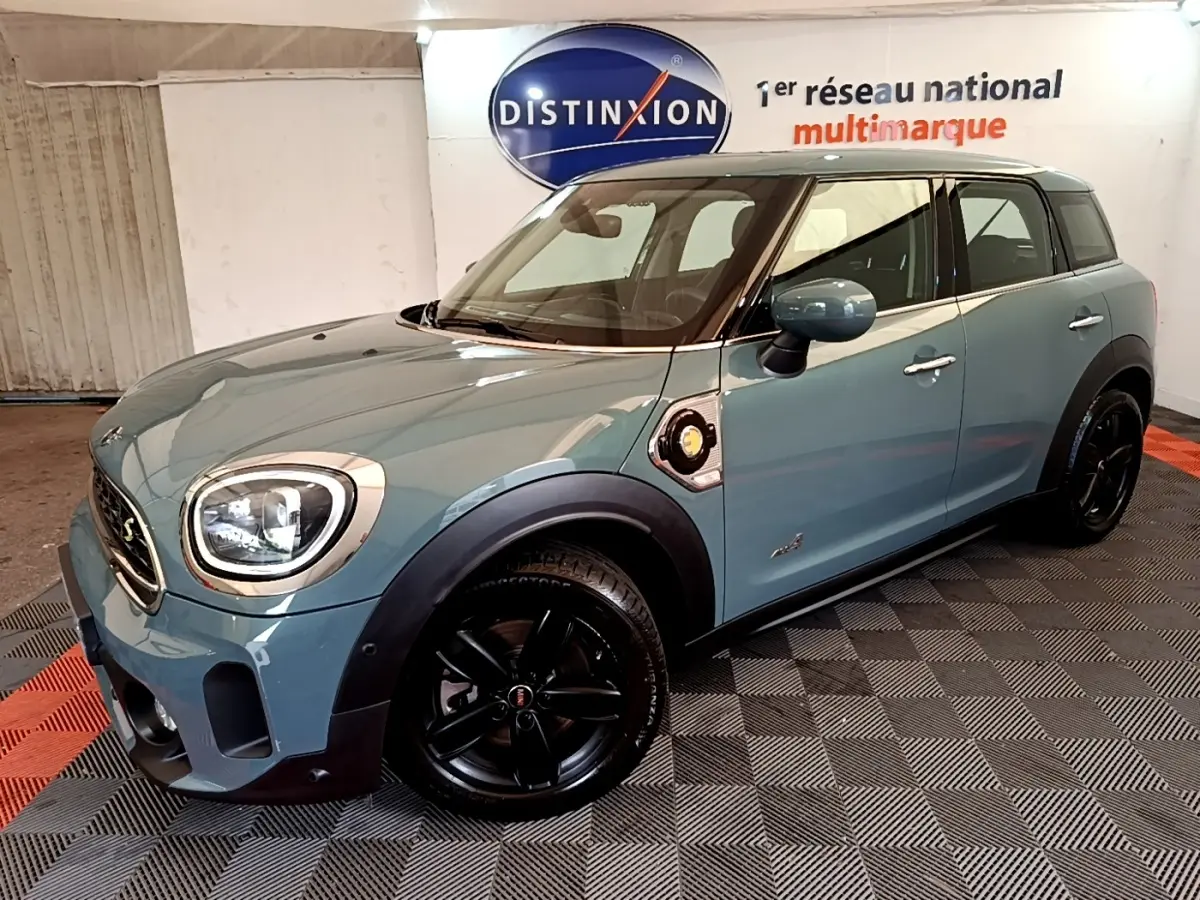 MINI Countryman Cooper SE hybride vert vue 3/4 avant droit avec jantes noires et prises de recharge visibles