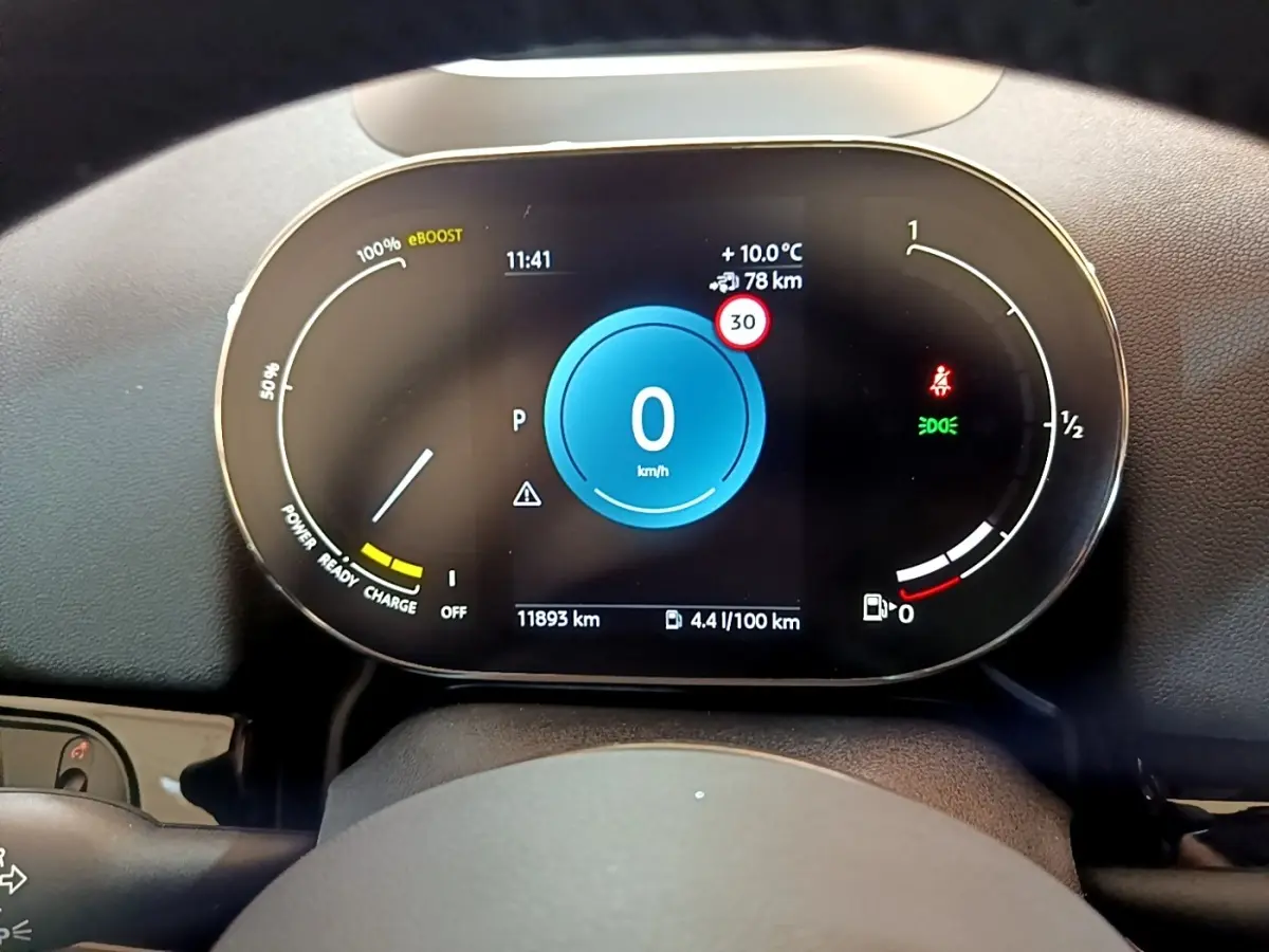 Vue rapprochée du combiné d'instruments numérique du MINI Countryman hybride, affichant la vitesse à 0 km/h.