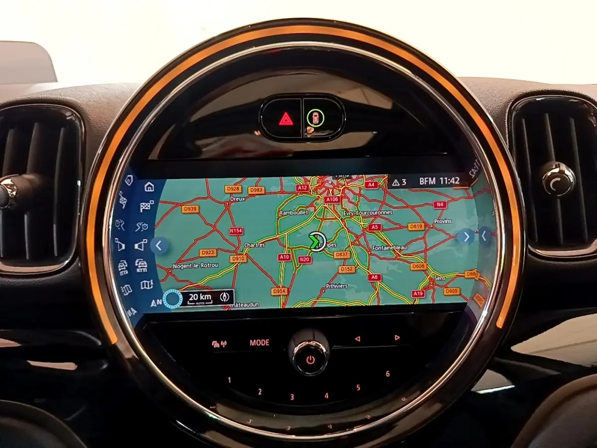 Vue rapprochée de l'écran tactile central du tableau de bord du MINI Countryman vert 2023 affichant la navigation.