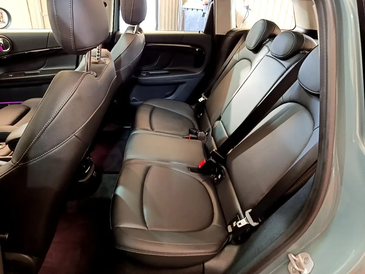 Vue intérieure côté droit des sièges arrière en cuir noir du MINI Countryman Cooper SE 2023 vert hybride rechargeable