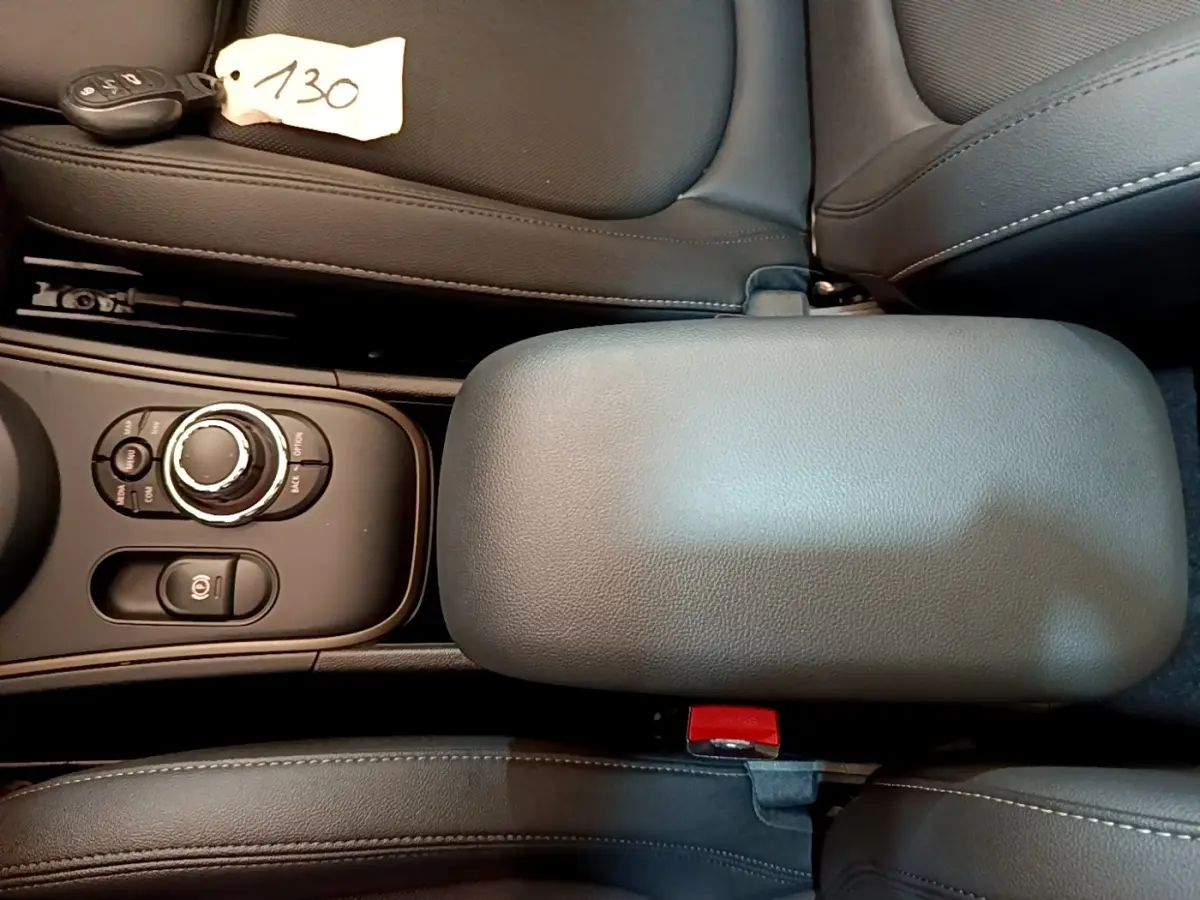Vue rapprochée de la console centrale et accoudoir en cuir noir du MINI Countryman Cooper SE 2023.