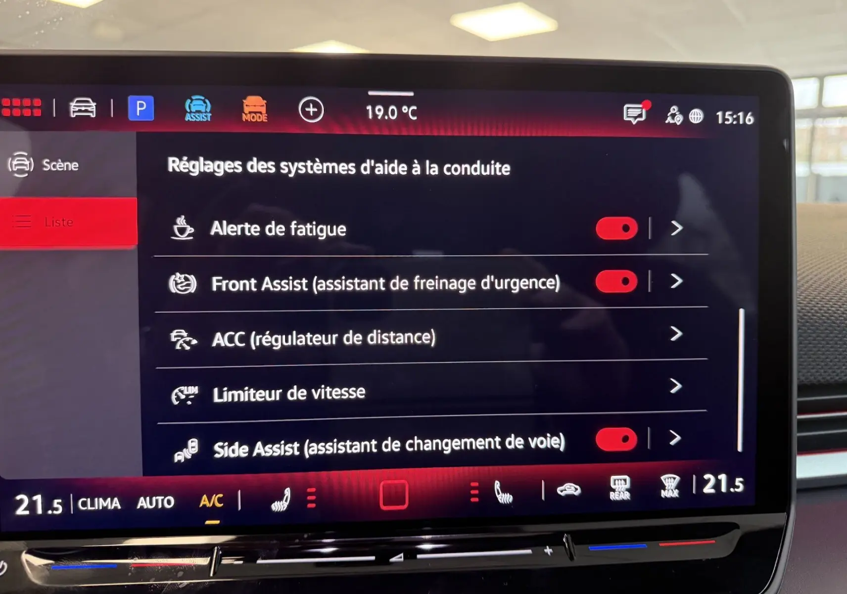 Vue de face du tableau de bord du Volkswagen T-Roc noir intense 2026, écran tactile affichant les aides à la conduite.