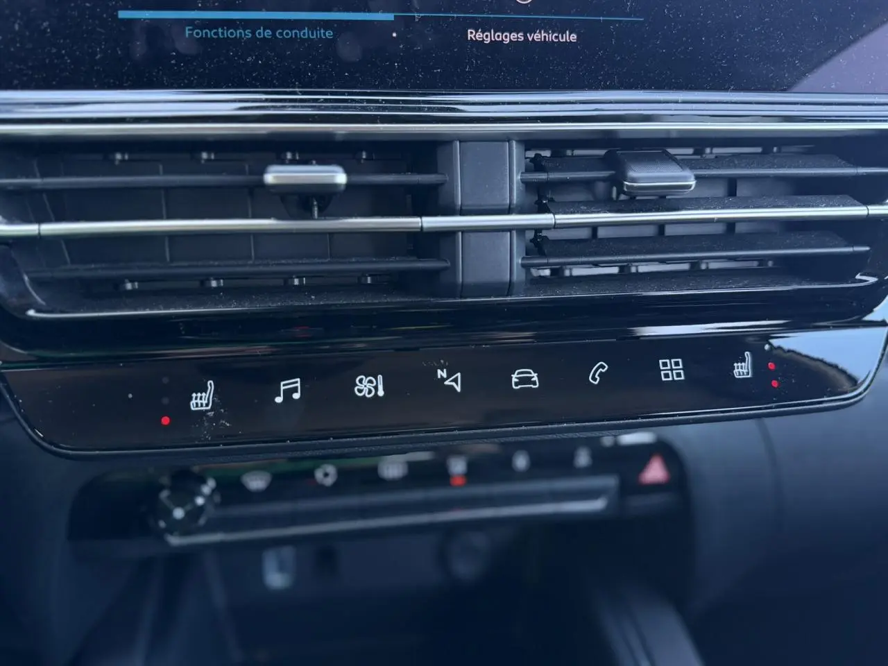 Détail du tableau de bord noir du Citroën C5 Aircross Hybrid 2025 avec commandes tactiles et ventilation centrale.