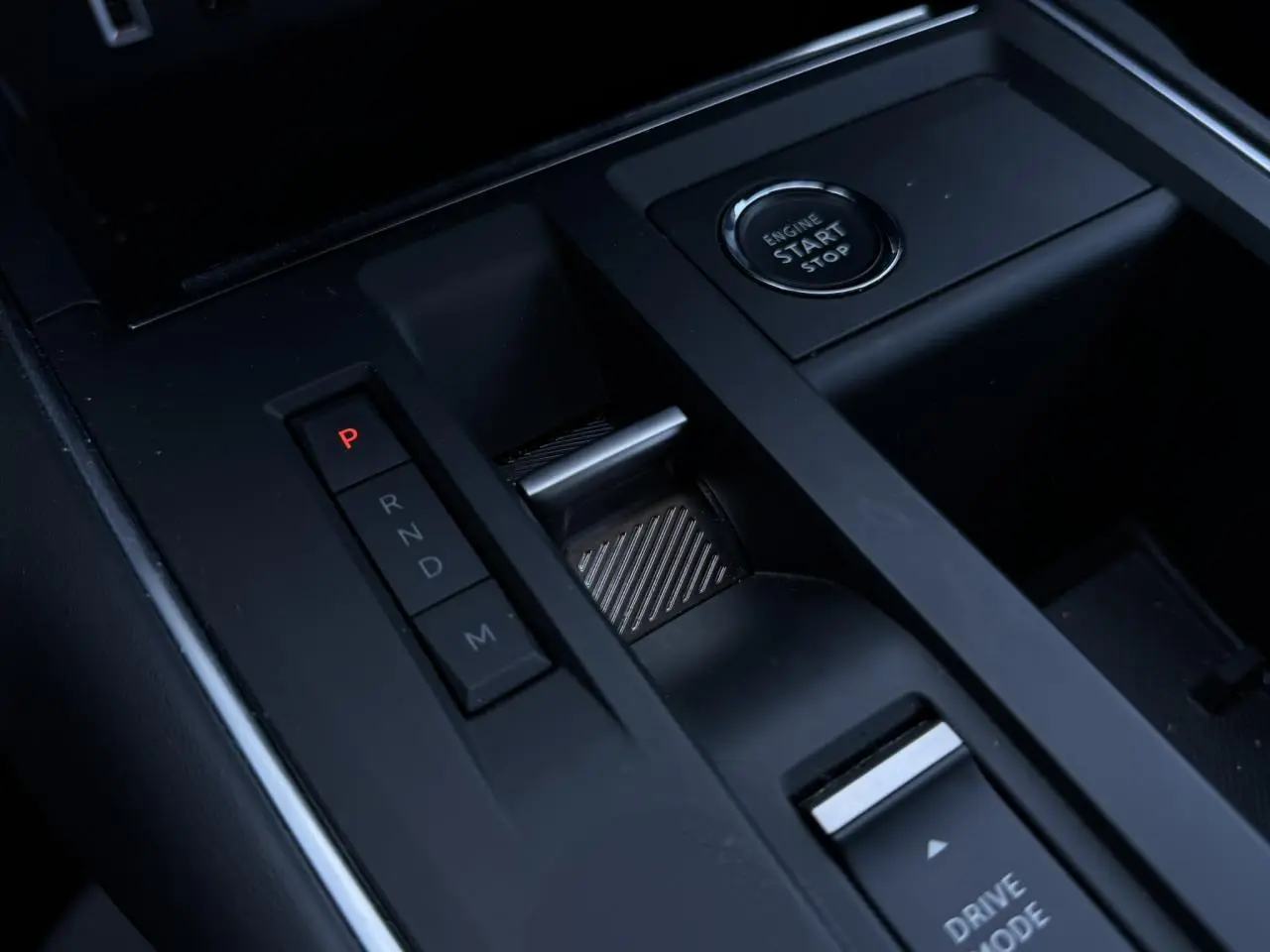 Gros plan sur la console centrale noire du Citroën C5 Aircross Hybrid avec boutons de boîte auto et bouton start/stop.