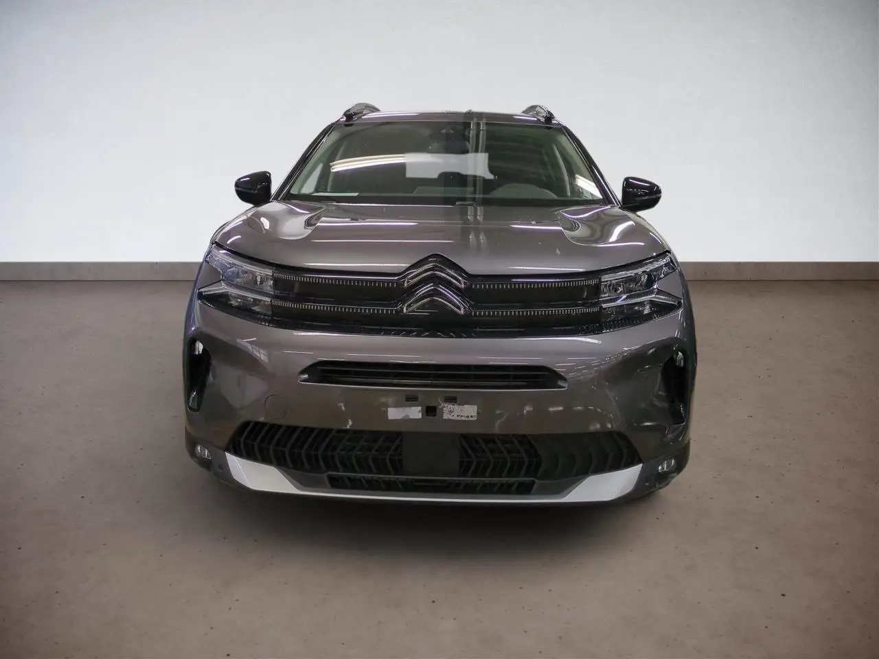 Vue de face du Citroën C5 Aircross Hybrid gris Platinium avec calandre noire et feux LED fins.