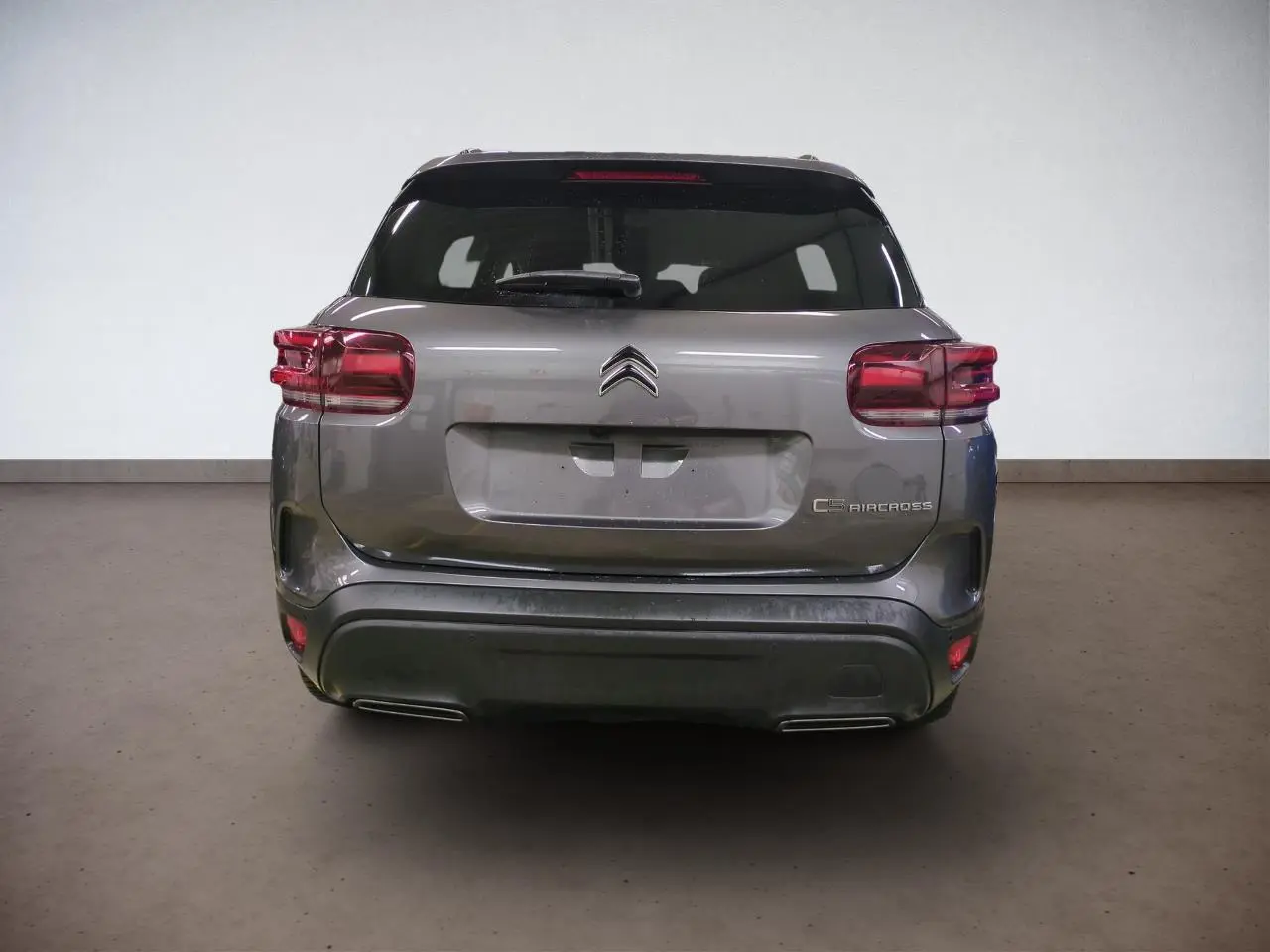 Vue arrière d'un Citroën C5 Aircross gris Platinium avec hayon électrique et feux arrière LED 3D.