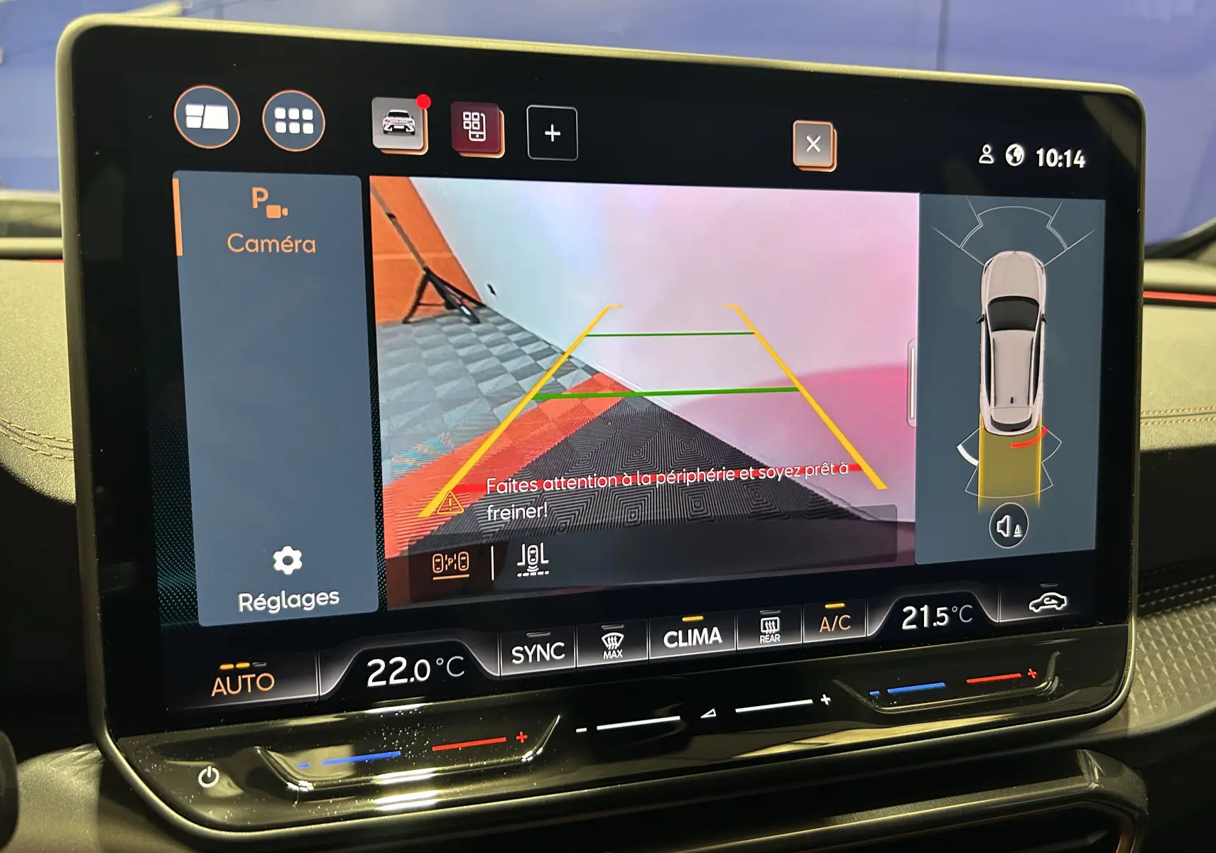 Écran tactile intérieur montrant la caméra de recul avec guidage, dans une CUPRA Formentor bleu Fjord Metal.