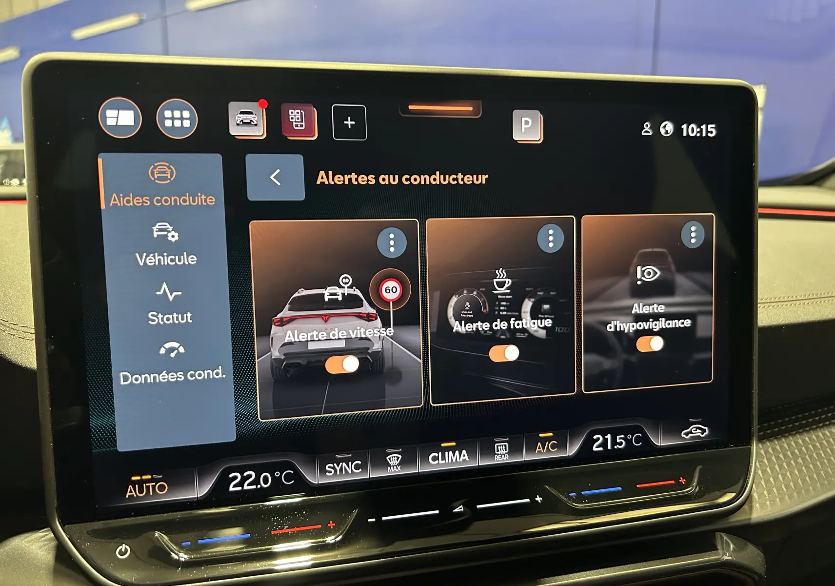Écran tactile intérieur du tableau de bord du Cupra Formentor 2026 affichant les alertes au conducteur.