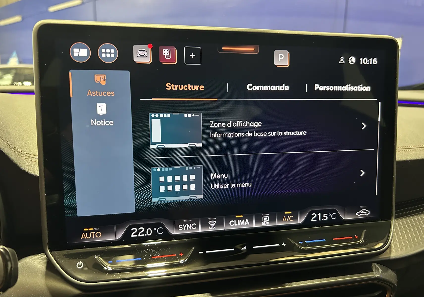 Écran tactile central affichant le menu de réglages climatiques dans l'habitacle du Cupra Formentor 2026.