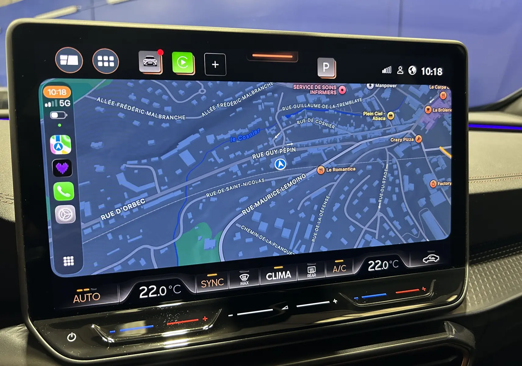 Écran tactile central affichant la navigation dans l'habitacle d'une CUPRA Formentor Bleu Fjord 2026.
