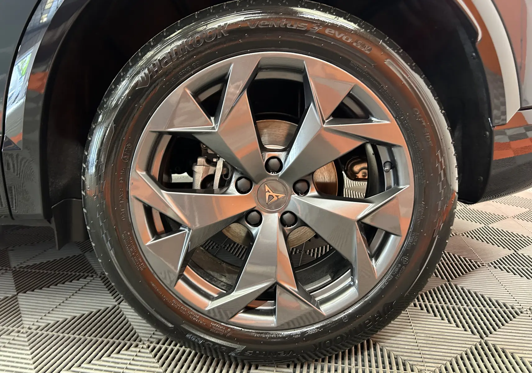 Gros plan sur la roue avant droite du CUPRA Formentor 2026 avec jante en alliage au design anguleux gris métallique.