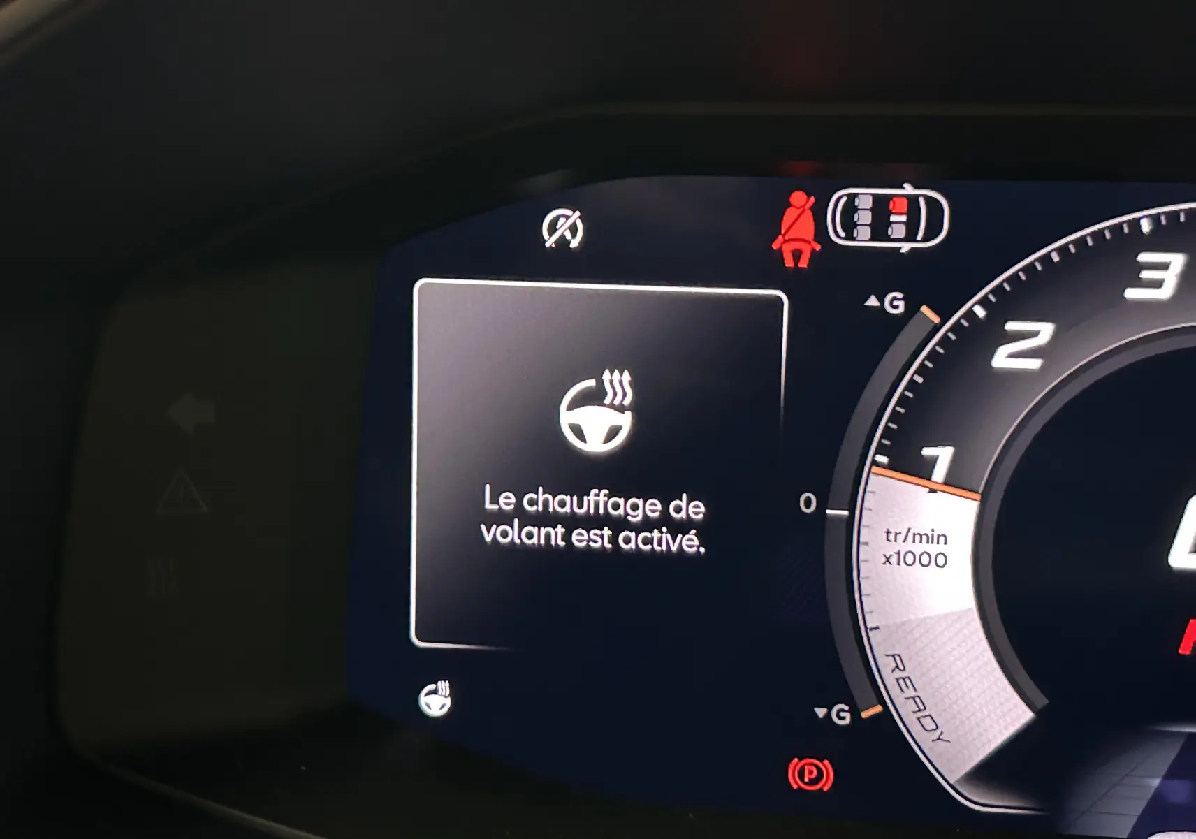 Affichage numérique du tableau de bord montrant l'activation du chauffage du volant sur une CUPRA Formentor 2026.