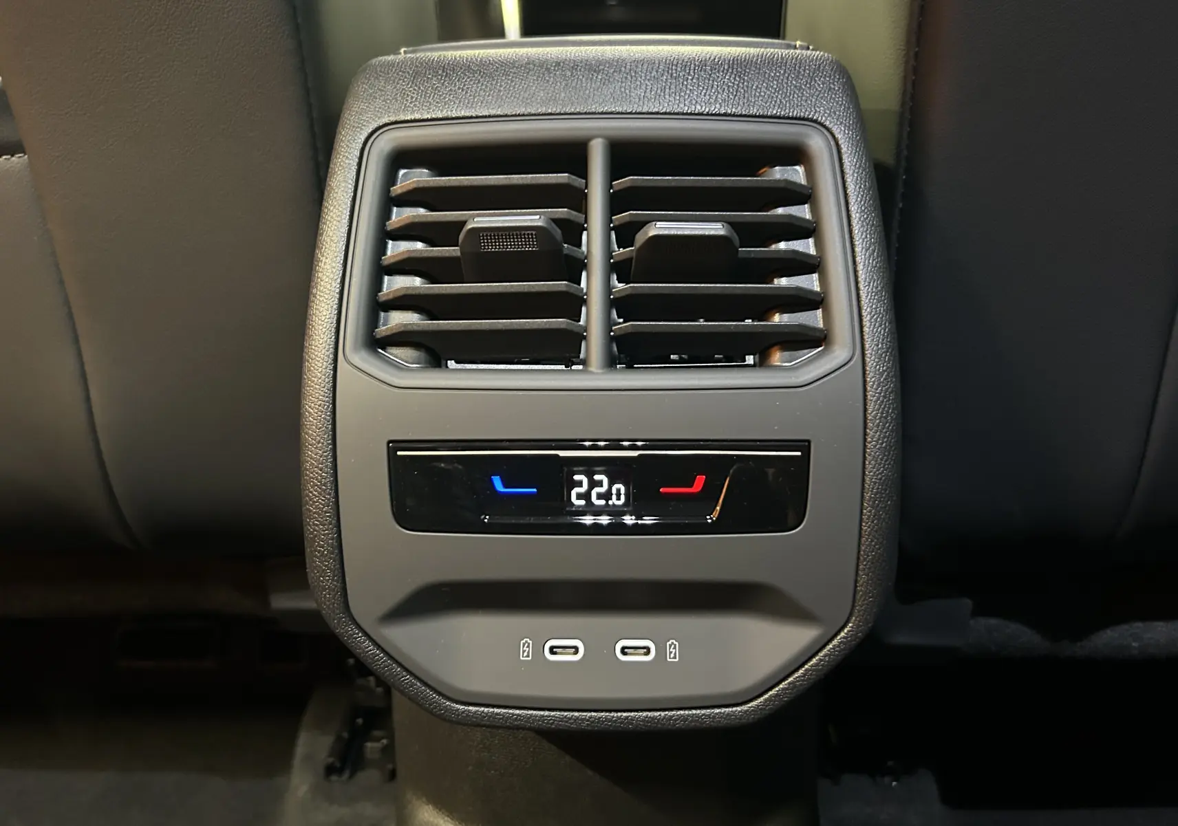 Détail de la console arrière noire du Cupra Formentor 2026 avec ventilation, affichage de température à 22°C et ports USB-C.