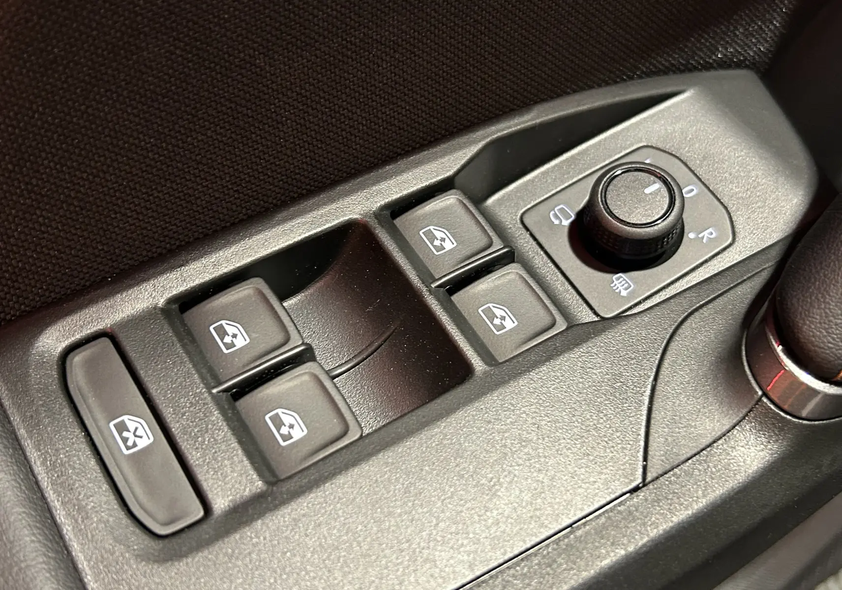 Panneau de commandes des vitres et rétroviseurs électriques sur la porte côté gauche d’un CUPRA Formentor.