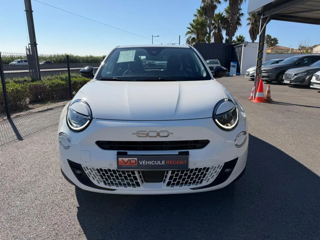 Vue frontale d'une FIAT 600 T-Gen 3 blanche, avec ses phares ronds LED et la calandre ajourée distinctive.