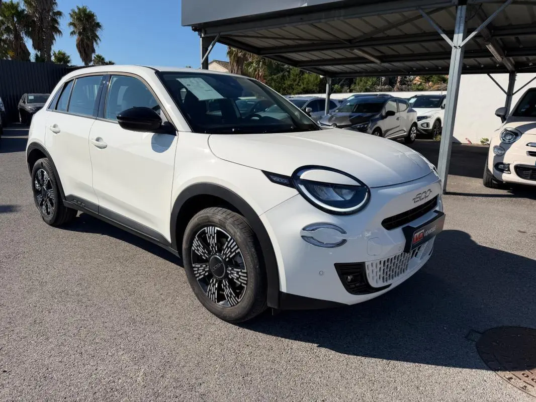 Vue 3/4 avant droite d'une FIAT 600 T-Gen 3 blanche avec jantes noires et détails noirs contrastants.