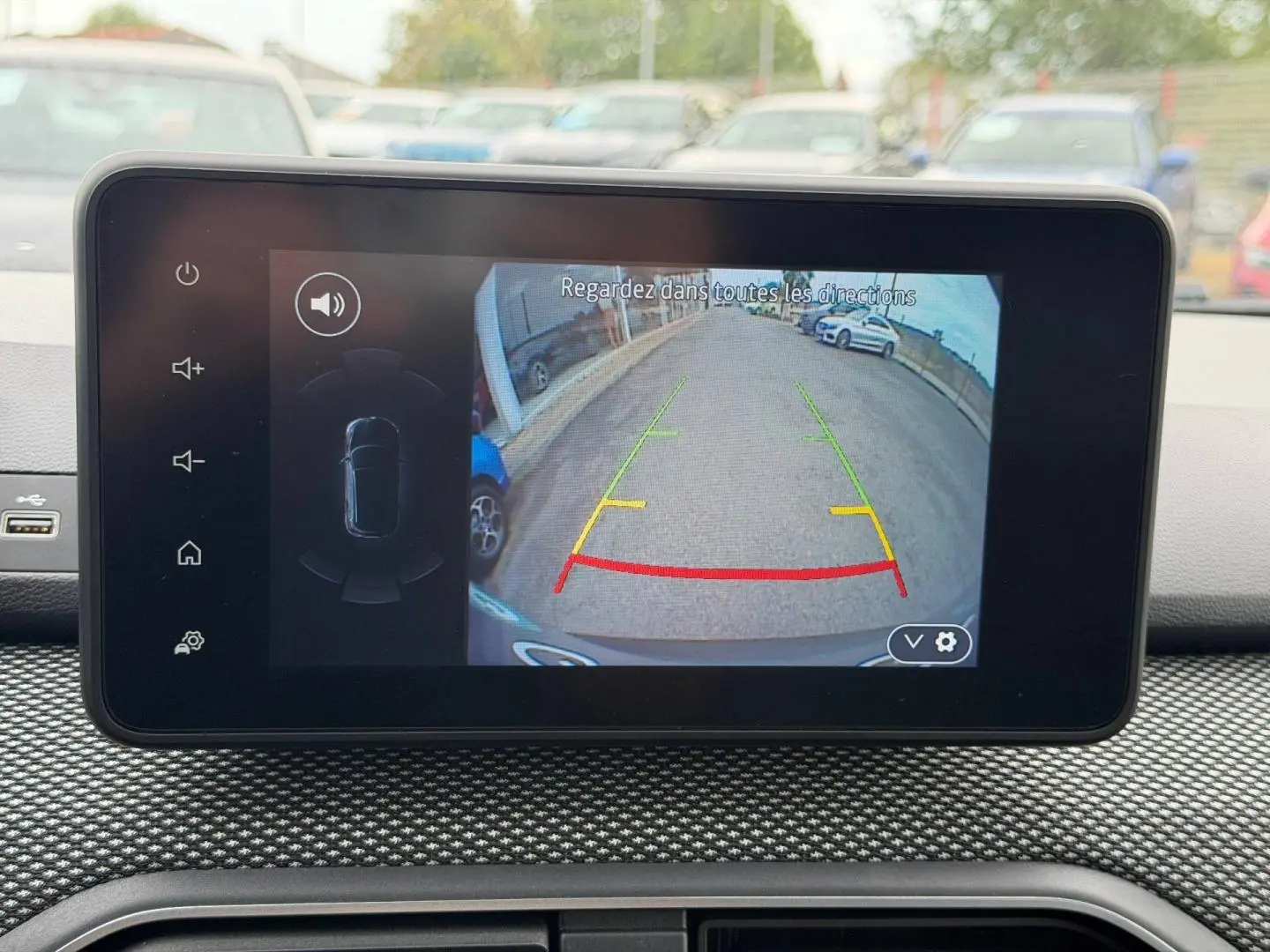 Écran tactile intérieur montrant la caméra de recul du Dacia Jogger 2025 en stationnement, vue arrière.