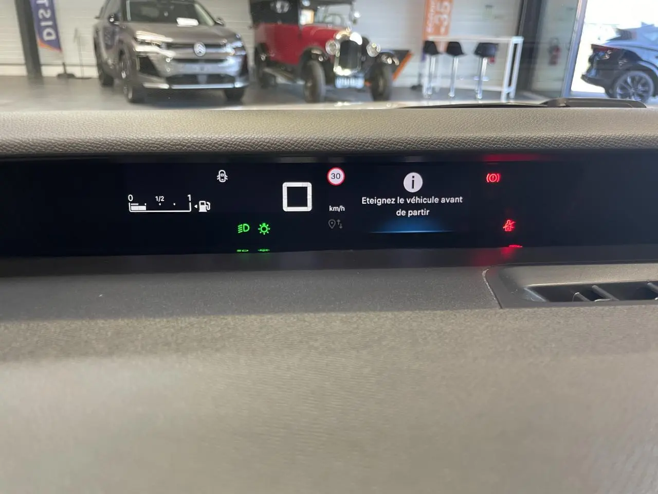 Tableau de bord numérique de la Citroën C3 2025, affichage tête haute avec alertes et jauge de carburant visible.