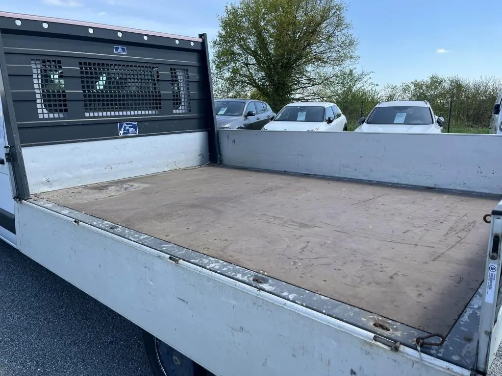 Plateau ridelles aluminium blanc du Renault Master Grand Confort vu en gros plan côté arrière droit.