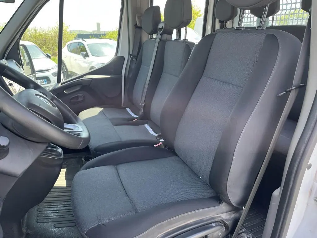 Intérieur du Renault Master Grand Confort 2020, vue latérale droite sur les sièges tissu carbone foncé et volant noir.