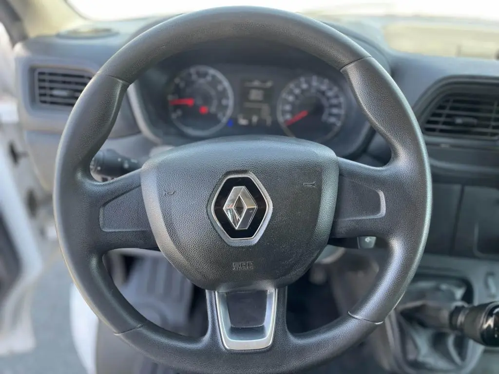 Volant noir Renault vu de face avec tableau de bord et compteurs flous en arrière-plan du Master blanc 2020.