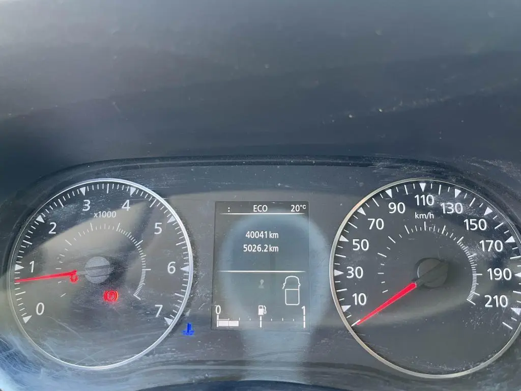 Tableau de bord du Renault Master blanc 2020 montrant compte-tours, compteur de vitesse et écran central avec kilométrage.