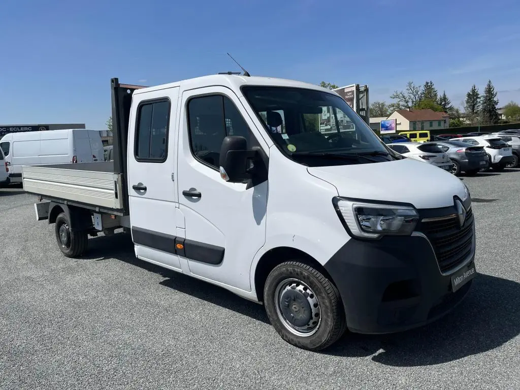 Renault Master blanc en vue 3/4 avant droit, plateau ridelles aluminium et cabine double avec quatre portes.