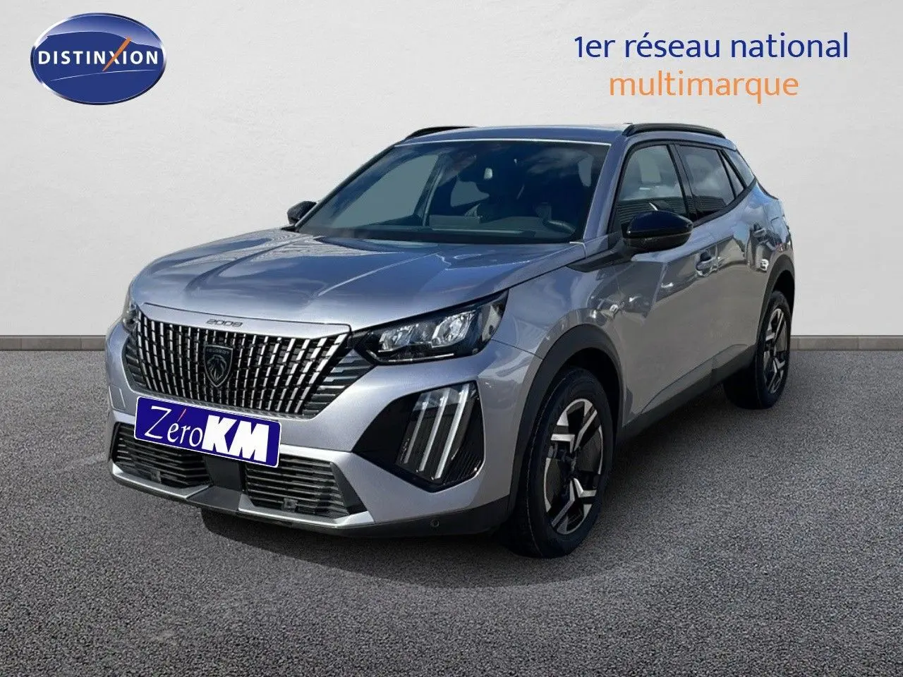 Peugeot 2008 gris Artense métal en 3/4 avant droit, mettant en valeur sa calandre distinctive et ses phares LED.