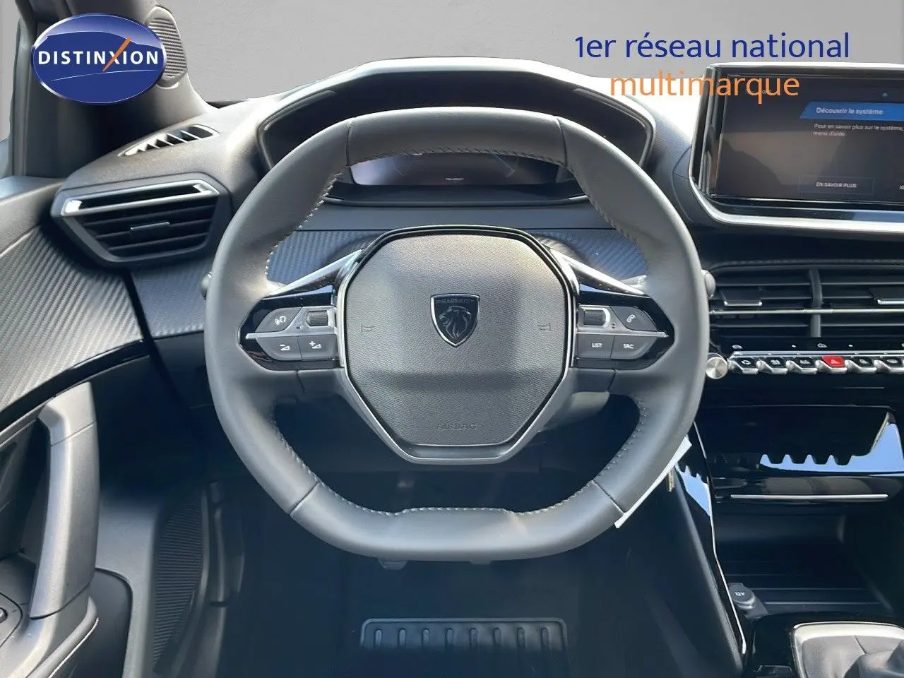 Vue frontale du volant cuir noir et tableau de bord moderne du Peugeot 2008 gris Artense 2025 finition Allure.
