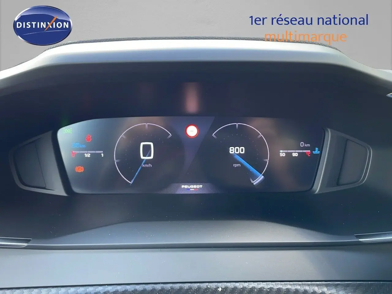 Tableau de bord numérique du Peugeot 2008 gris Artense, affichant vitesse et compte-tours à 0 km/h et 800 rpm.