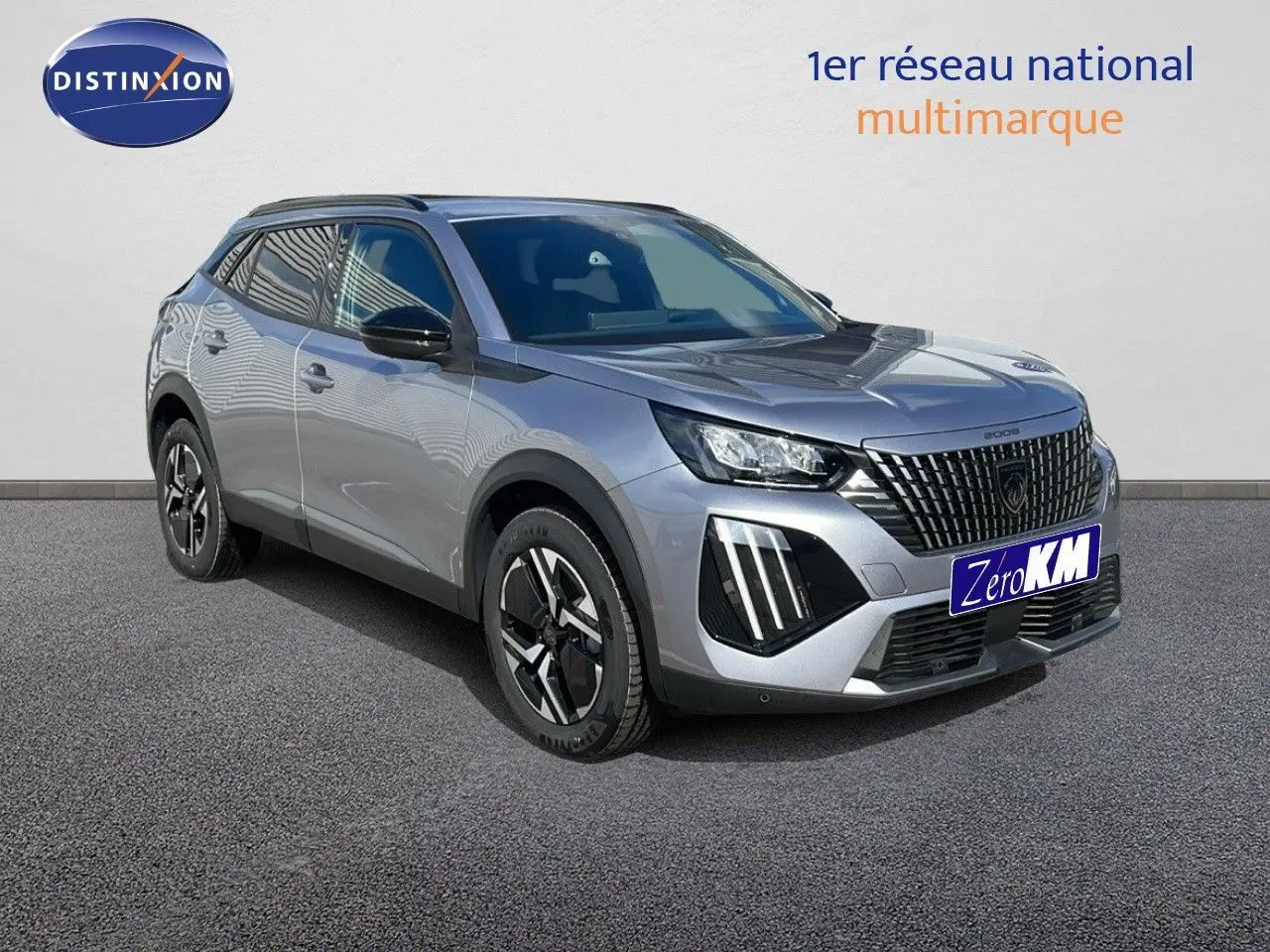 Peugeot 2008 gris Artense métal en vue 3/4 avant droit, avec calandre noire et feux LED distinctifs.