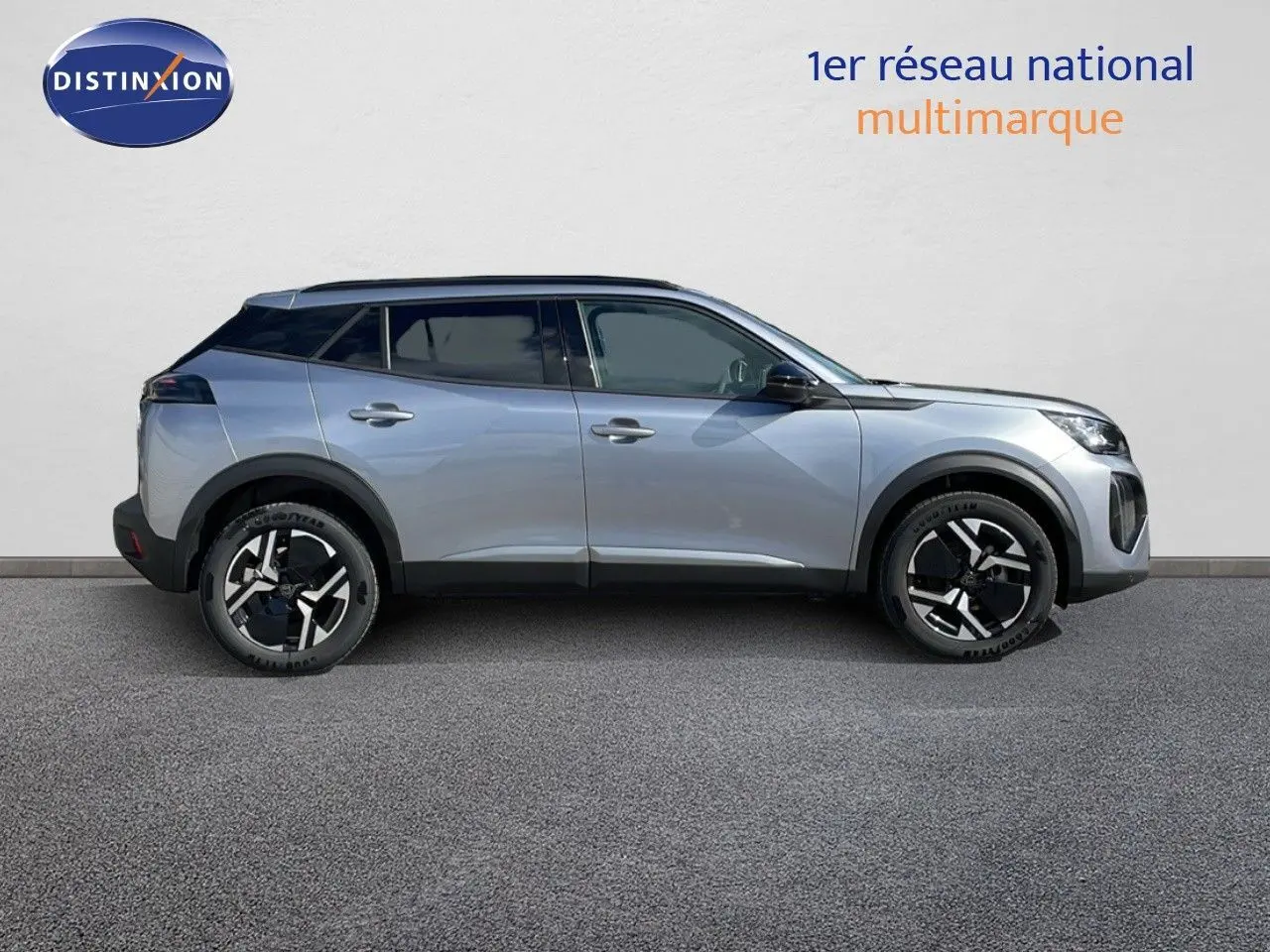 Profil côté gauche d'un Peugeot 2008 gris Artense métallisé avec jantes noires et toit noir contrasté.